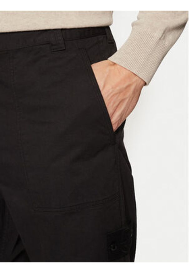 Stone Island Spodnie materiałowe 8115337F6 Czarny Regular Fit. Kolor: czarny. Materiał: bawełna