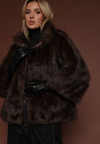 Renee - Brązowa Kurtka Futerko z Kołnierzem i Szerokimi Rękawami 3/4 Zapinana na Suwak Clauda. Kolor: brązowy. Materiał: futro #2