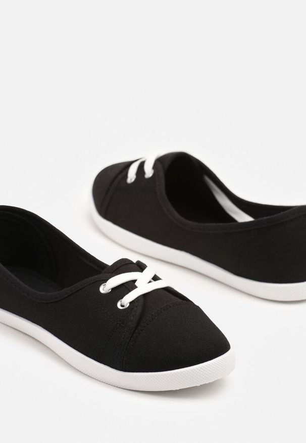 Born2be - Czarno-Białe Tenisówki Vices ze Sznurowaniem Sesarielis. Okazja: na co dzień. Wysokość cholewki: przed kostkę. Kolor: czarny. Materiał: jeans. Styl: klasyczny, elegancki, casual