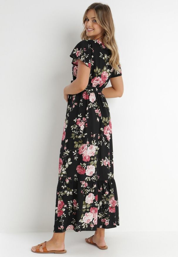 Born2be - Czarna Kopertowa Sukienka w Kwiatowy Wzór z Paskiem i Falbanką Thellippe. Typ kołnierza: dekolt kopertowy, dekolt w kształcie V. Kolor: czarny. Wzór: kwiaty. Typ sukienki: kopertowe. Materiał: tkanina. Długość rękawa: krótki rękaw. Sezon: lato. Styl: elegancki. Długość: maxi