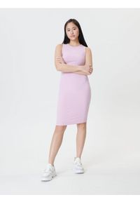 Sinsay - Sukienka midi prążkowana - różowy. Kolor: różowy. Materiał: prążkowany. Długość: midi