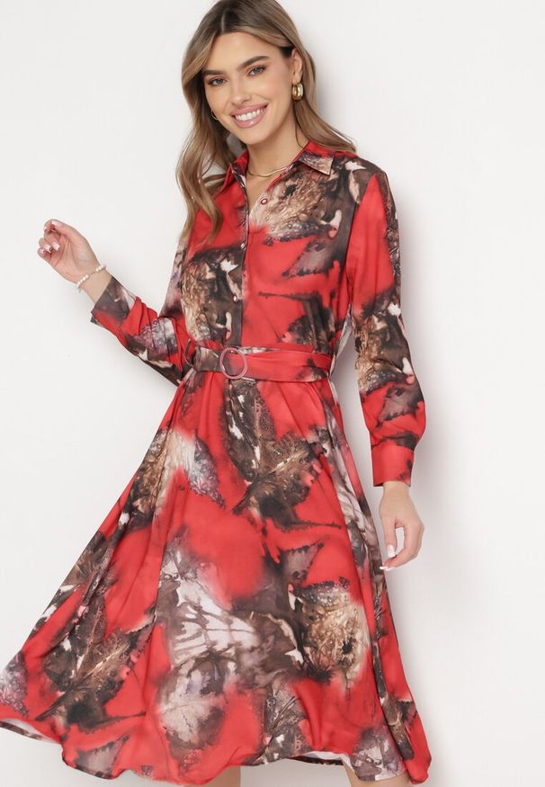 Born2be - Czerwono-Brązowa Sukienka Midi o Rozkloszowanym Kroju z Paskiem z Klamrą Olvira. Kolor: czerwony. Styl: elegancki. Długość: midi