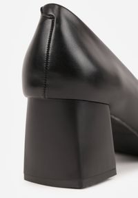 Born2be - Czarne Klasyczne Czółenka Vices na Słupku z Wkładką ze Skóry Naturalnej Erani. Okazja: na spotkanie biznesowe. Kolor: czarny. Materiał: skóra. Obcas: na słupku. Styl: klasyczny #7
