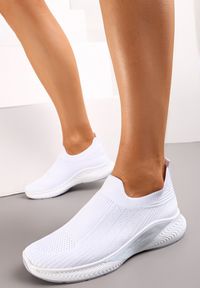 Renee - Białe Buty Sportowe na Tłoczonej Podeszwie z Elastyczną Cholewką Taiden. Kolor: biały. Szerokość cholewki: normalna