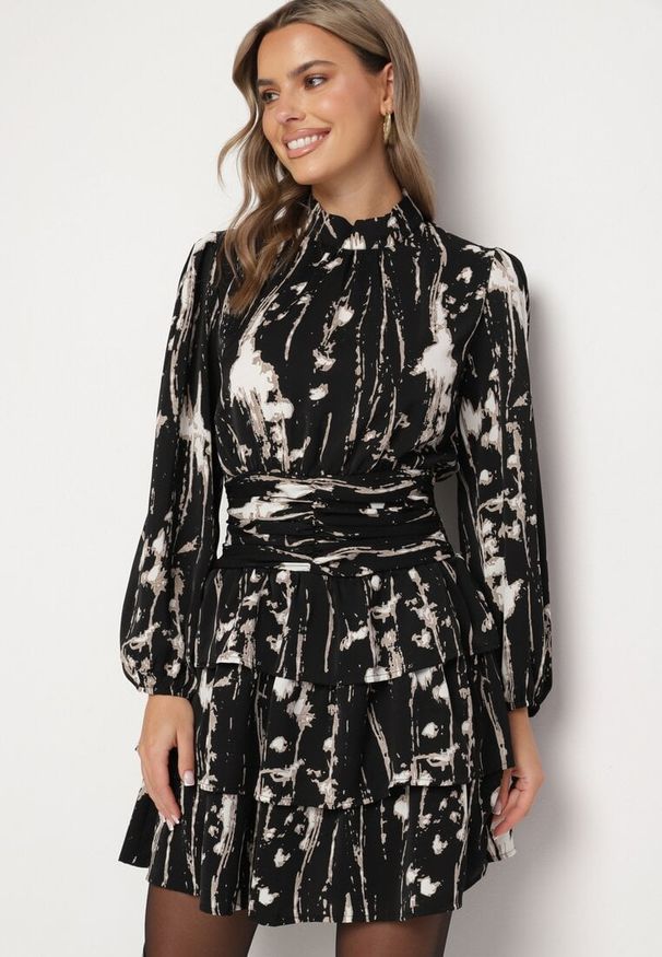 Born2be - Czarna Rozkloszowana Sukienka w Abstrakcyjny Wzór z Falbanami i Stójką Altinnia. Okazja: na co dzień. Typ kołnierza: kołnierzyk stójkowy. Kolor: czarny. Styl: casual, elegancki