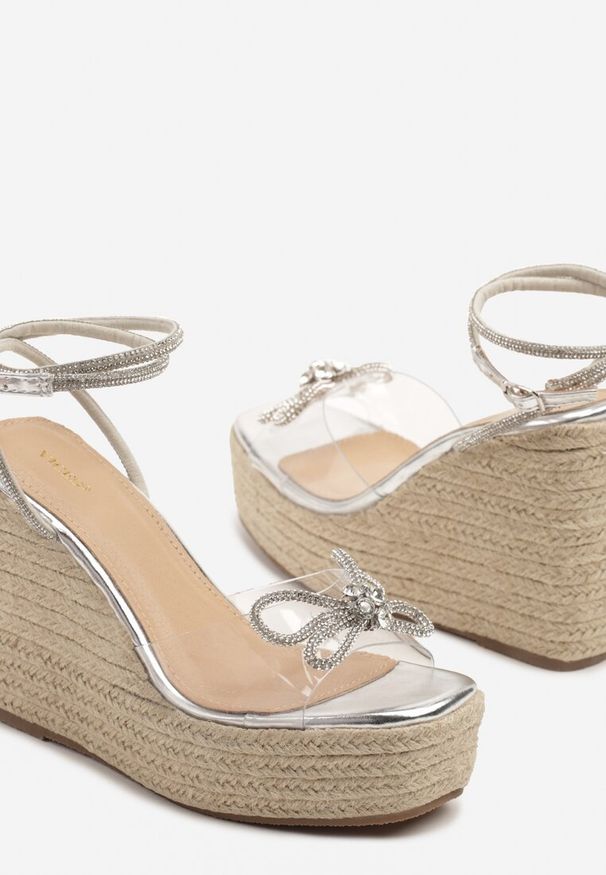 Renee - Srebrne Sandały Espadryle Vices na Koturnie z Transparentnym Paskiem i Cyrkoniami Neonellea. Okazja: na co dzień. Zapięcie: pasek. Kolor: srebrny. Sezon: lato. Obcas: na koturnie. Styl: klasyczny, casual
