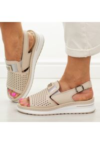Beżowe skórzane sandały damskie Jezzi 9760. Okazja: na co dzień, na spacer. Kolor: beżowy. Materiał: skóra. Wzór: aplikacja. Sezon: wiosna, lato. Obcas: na platformie. Styl: casual, klasyczny, elegancki #1