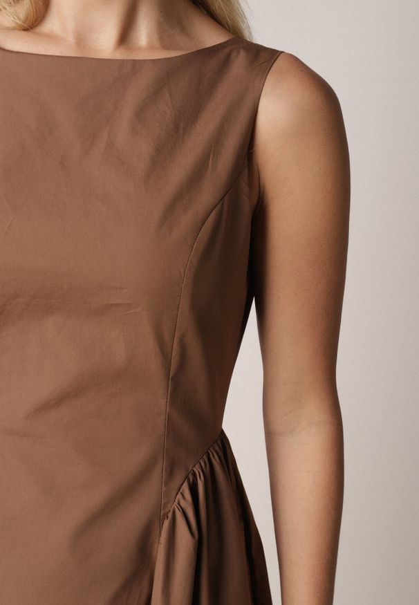 Born2be - Brązowa Sukienka Bawełniana o Rozkloszowanym Fasonie z Dekoltem Łódką i Kieszeniami Elenira. Typ kołnierza: dekolt w łódkę. Kolor: brązowy. Materiał: bawełna. Typ sukienki: rozkloszowane. Styl: elegancki