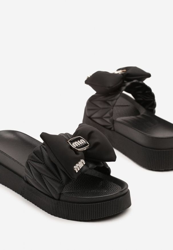 Born2be - Czarne Klapki na Grubej Podeszwie Zdobione Aplikacją z Kokardą Ulosiwena. Kolor: czarny. Materiał: jeans. Wzór: aplikacja. Sezon: lato. Styl: klasyczny, elegancki