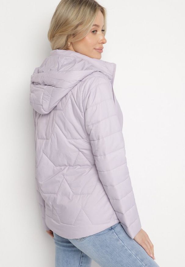 Born2be - Jasnofioletowa Pikowana Kurtka z Odpinanym Kapturem Noridi. Okazja: na co dzień. Kolor: fioletowy. Materiał: jeans. Styl: elegancki, casual, klasyczny