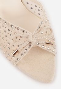 Renee - Beżowe Siateczkowe Klapki VICES na Szpilce Ozdobione Cyrkoniami i Kokardką Donne. Kolor: beżowy. Materiał: satyna. Wzór: aplikacja. Obcas: na szpilce. Styl: glamour, elegancki #7