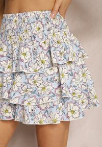 Renee - Jasnoniebieska Mini Spódnica w Kwiaty z Falbankami Norfila. Okazja: na randkę, na co dzień. Kolor: niebieski. Wzór: kwiaty. Styl: casual, elegancki #2