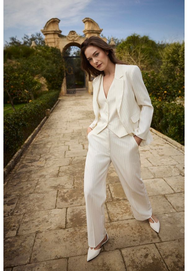 MOODO - Marynarka w paski biała. Kolor: biały. Materiał: poliester, wiskoza, elastan. Wzór: paski