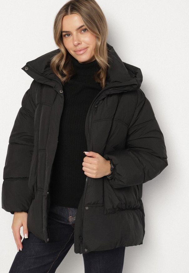 Born2be - Czarna Pikowana Kurtka o Kroju Oversize z Kapturem Galandia. Okazja: na co dzień, na spacer. Typ kołnierza: kaptur. Kolor: czarny. Materiał: poliester, jeans. Styl: casual, elegancki
