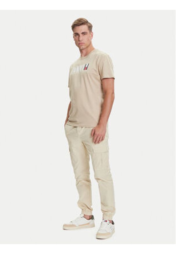 Tommy Jeans Joggery Austin DM0DM21791 Beżowy Slim Fit. Kolor: beżowy. Materiał: bawełna