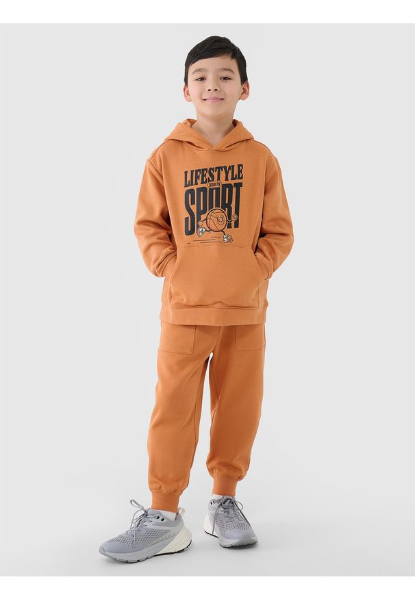 4f - 4F Spodnie dresowe joggery chłopięce - pomarańczowe 122 (6-7 lat). Okazja: na co dzień. Kolor: pomarańczowy. Materiał: dresówka. Wzór: gładki, ze splotem. Sezon: lato. Styl: młodzieżowy, casual, sportowy