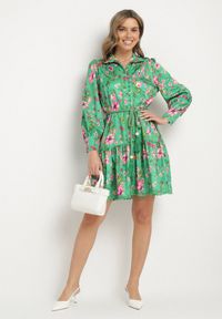 Born2be - Zielona Koszulowa Sukienka ze Stójką i Falbanką Madalyn. Typ kołnierza: kołnierzyk stójkowy. Kolor: zielony. Materiał: koronka. Typ sukienki: koszulowe #2