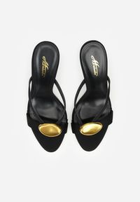 Born2be - Czarne Eleganckie Klapki na Szpilce z Owalną Metaliczną Aplikacją Zelleva. Okazja: na co dzień. Kolor: czarny. Wzór: aplikacja. Obcas: na szpilce. Styl: elegancki #4