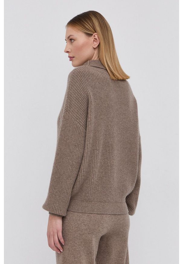 Marciano Guess Sweter kaszmirowy damski kolor beżowy z golfem. Typ kołnierza: golf. Kolor: beżowy. Materiał: kaszmir. Wzór: ze splotem