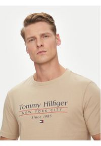 TOMMY HILFIGER - Tommy Hilfiger T-Shirt Center Stack MW0MW38621 Beżowy Regular Fit. Kolor: beżowy. Materiał: bawełna #5