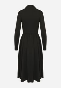 Born2be - Czarna Rozkloszowana Sukienka z Ozdobnym Wycięciem i Usztywnioną Linią Ramion Rivfedi. Okazja: na co dzień, na imprezę. Kolor: czarny. Długość rękawa: długi rękaw. Typ sukienki: proste. Styl: casual, elegancki #3