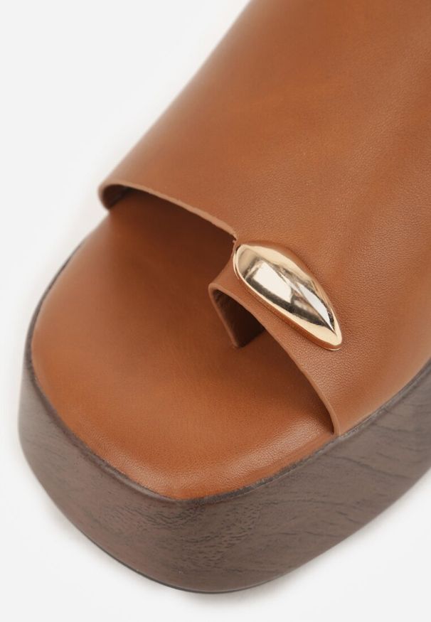 Renee - Jasnobrązowe Klapki Japonki na Koturnie w Stylu Drewniaków Triaqueena. Kolor: brązowy. Materiał: jeans, koronka. Wzór: aplikacja. Sezon: lato. Obcas: na koturnie