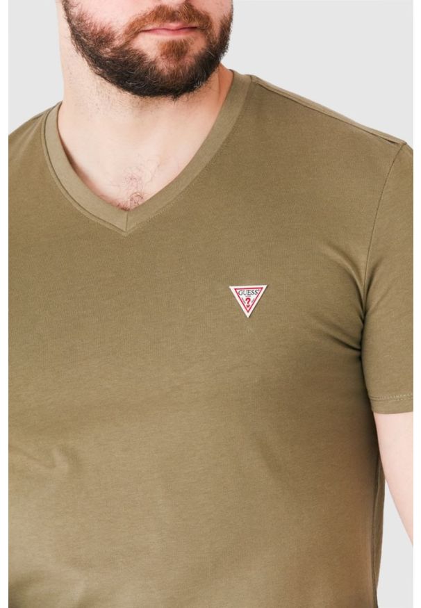 Guess - GUESS Khaki t-shirt męski w serek, Rozmiar S. Typ kołnierza: dekolt w serek. Kolor: zielony. Wzór: aplikacja