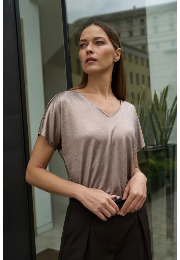 MOODO - Bluzka z błyszczącego materiału różowa. Kolor: różowy. Materiał: materiał