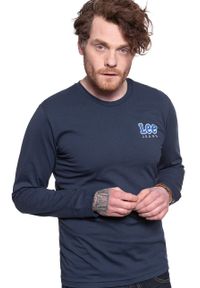 Lee - LEE LS CHEST LOGO TEE DARK NAVY L64SFENM. Kolor: niebieski