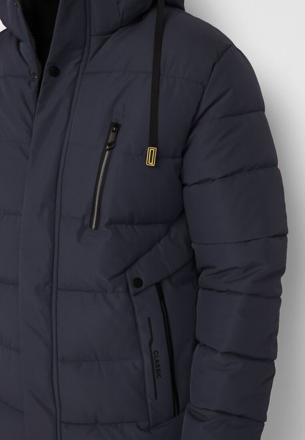 Born2be - Granatowa Pikowana Kurtka z Odpinanym Kapturem i Sznurkami Nomika. Okazja: na co dzień. Kolor: niebieski. Materiał: tkanina, jeans, materiał. Sezon: zima. Styl: klasyczny, casual, elegancki