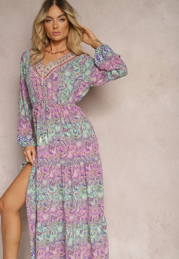 Renee - Różowa Sukienka z Dekoltem w V o Rozkloszowanym Fasonie w Print Paisley Akka. Okazja: na co dzień. Kolor: różowy. Materiał: zamsz, skóra. Wzór: nadruk, paisley. Styl: casual, elegancki