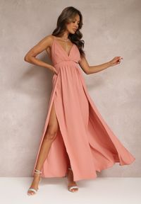 Renee - Różowa Rozkloszowana Sukienka Maxi na Ramiączkach z Trójkątnym Dekoltem Claudi. Kolor: różowy. Materiał: tkanina. Długość rękawa: na ramiączkach. Wzór: gładki. Styl: elegancki. Długość: maxi #1