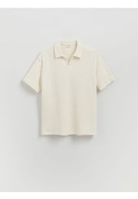 Reserved - Strukturalne polo comfort fit - złamana biel. Materiał: bawełna, dzianina