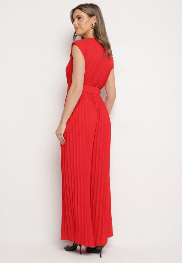 Born2be - Czerwony Kombinezon o Kopertowym Kroju z Plisami i Paskiem w Talii Salivania. Okazja: na ślub cywilny, na studniówkę, na wesele, na imprezę. Kolor: czerwony. Styl: elegancki, klasyczny