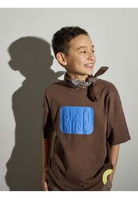 Reserved - Bawełniany t-shirt z nadrukiem - ciemnobrązowy. Kolor: brązowy. Materiał: bawełna. Wzór: nadruk #1
