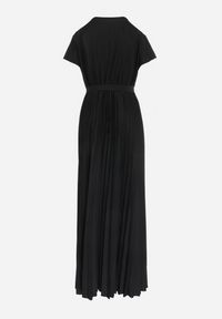 Born2be - Czarna Elegancka Sukienka Maxi w Plisy z Kopertowym Dekoltem i Wiązaniem Thessi. Kolor: czarny. Sezon: lato. Typ sukienki: kopertowe. Styl: elegancki. Długość: maxi