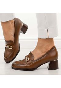 POTOCKI - Brązowe półbuty damskie na obcasie Potocki 12784. Okazja: na co dzień, na spotkanie biznesowe. Nosek buta: okrągły. Kolor: brązowy. Szerokość cholewki: normalna. Wzór: aplikacja. Materiał: skóra. Sezon: wiosna, jesień. Obcas: na obcasie. Styl: casual, biznesowy, elegancki, klasyczny. Wysokość obcasa: średni #1
