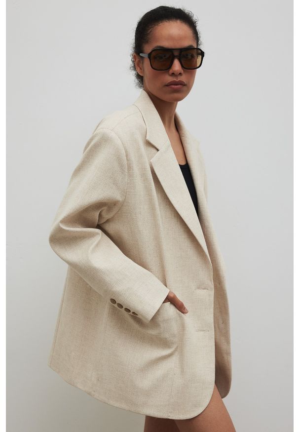 Marsala - Marynarka z lnem oversize w kolorze IVORY LINEN - HARLEY-S/M. Materiał: len. Długość rękawa: długi rękaw. Długość: długie. Styl: sportowy, elegancki