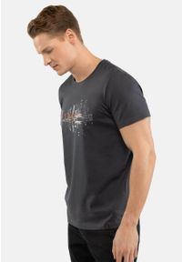 Volcano - T-shirt z printem T-SIR. Kolekcja: plus size. Kolor: szary. Materiał: jeans, materiał, bawełna. Długość rękawa: krótki rękaw. Długość: krótkie. Wzór: nadruk. Styl: klasyczny