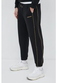 Emporio Armani spodnie dresowe kolor czarny z nadrukiem. Kolor: czarny. Materiał: dresówka. Wzór: nadruk #1
