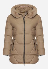 Born2be - Brązowa Taliowana Kurtka z Pikowanymi Przeszyciami i Kapturem z Futrem Avileria. Okazja: na spacer, na co dzień. Kolekcja: plus size. Kolor: brązowy. Materiał: futro. Styl: casual #6