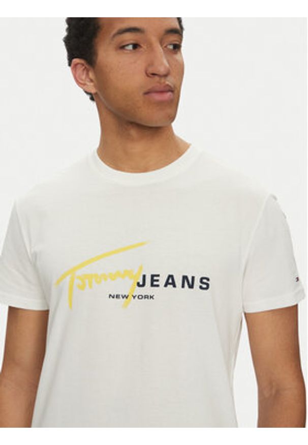 Tommy Jeans T-Shirt Signature Dna DM0DM20817 Biały Regular Fit. Kolor: biały. Materiał: bawełna