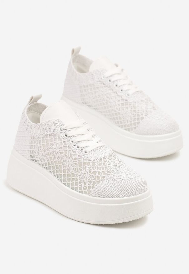 Renee - Białe Ażurowe Sneakersy Vices na Platformie Halvisa. Okazja: na co dzień. Kolor: biały. Materiał: jeans. Wzór: ażurowy. Obcas: na platformie