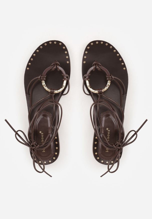 Born2be - Ciemnobrązowe Wiązane Sandały Rzymianki o Fasonie Japonek z Metaliczną Ozdobą Cricketgrass. Okazja: na co dzień. Kolor: brązowy. Materiał: len, jeans, koronka. Wzór: aplikacja. Sezon: lato. Styl: wakacyjny, elegancki, casual, wizytowy, boho