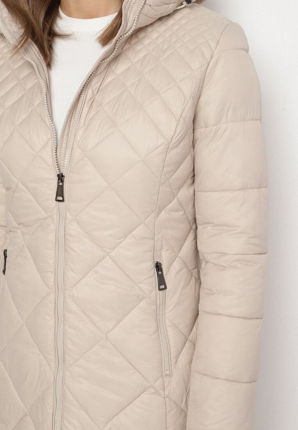 Born2be - Beżowa Długa Pikowana Kurtka z Kapturem Sisilara. Okazja: na spacer, na co dzień. Typ kołnierza: kaptur. Kolor: beżowy. Długość: długie. Sezon: zima, jesień. Styl: klasyczny, casual, elegancki