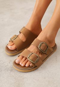 Born2be - Ciemnobrązowe Klapki VICES z Dwoma Paskami i Metalicznymi Klamrami Kaliniassi. Nosek buta: otwarty. Kolor: brązowy. Materiał: skóra, zamsz. Wzór: aplikacja. Sezon: lato. Obcas: na obcasie. Wysokość obcasa: niski #1