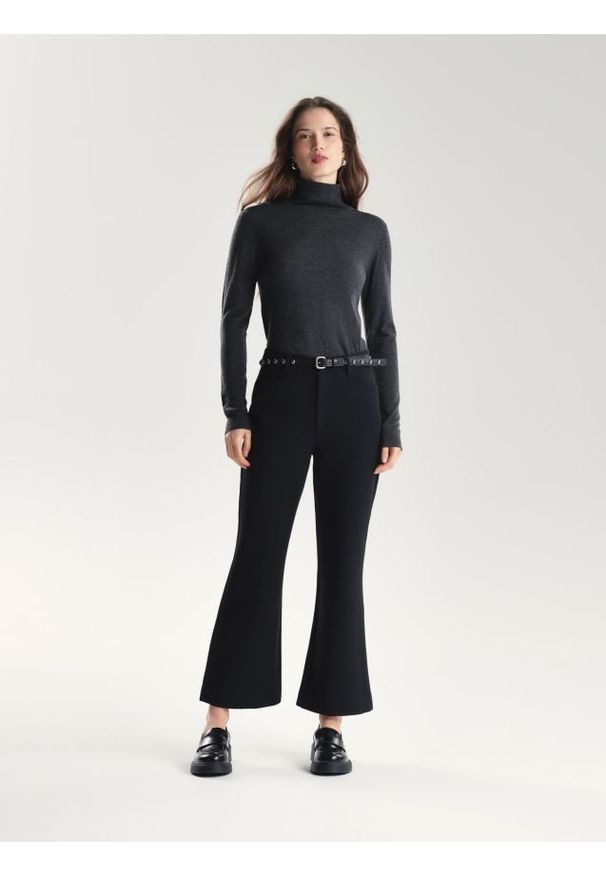 Reserved - Spodnie z ozdobnym paskiem - czarny. Kolor: czarny. Materiał: tkanina. Wzór: gładki