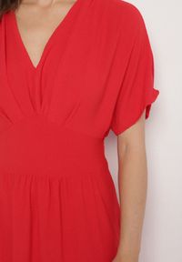 Born2be - Czerwona Rozkloszowana Sukienka z Gumką w Talii i Dekoltem w Serek Iffara. Okazja: do pracy, na co dzień, na spotkanie biznesowe. Typ kołnierza: dekolt w serek. Kolor: czerwony. Styl: casual, biznesowy #6