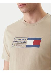 TOMMY HILFIGER - Tommy Hilfiger T-Shirt Brand Love Box MW0MW42366 Beżowy Regular Fit. Kolor: beżowy. Materiał: bawełna #4
