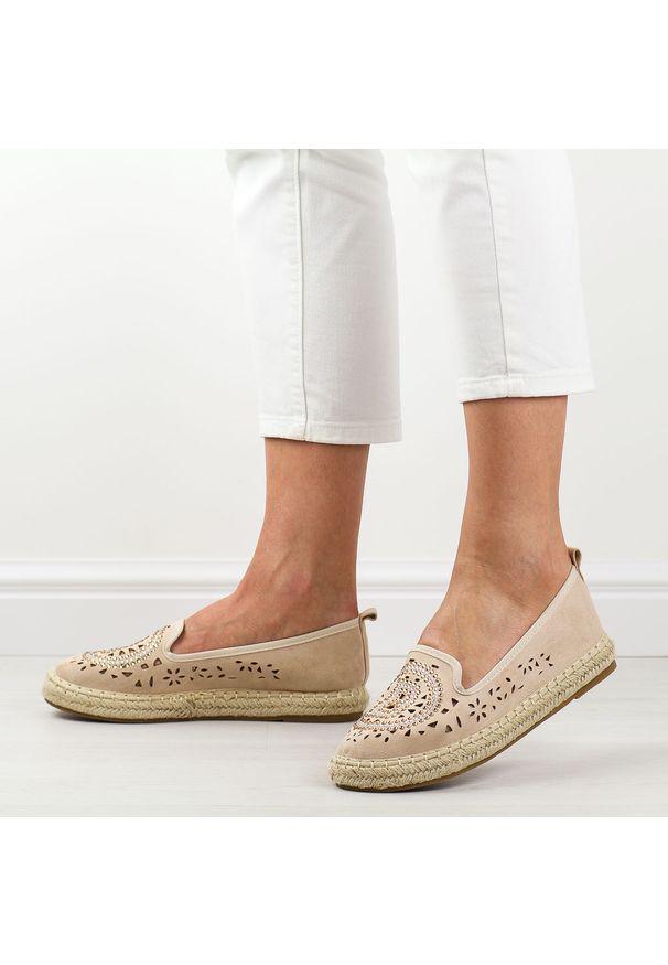 Beżowe espadyle damskie S.Barski 33150. Kolor: beżowy. Materiał: zamsz